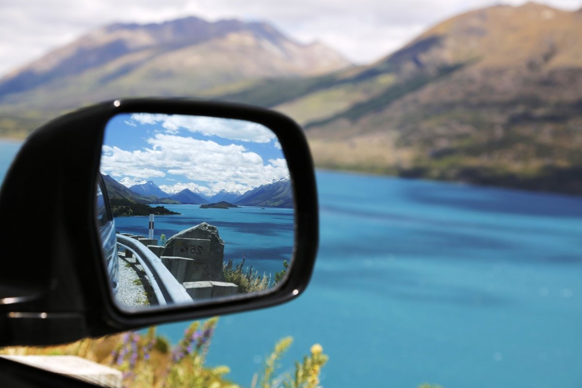 Отражение в зеркале машины