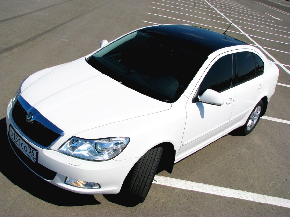 Мазда 3 хэтчбек белая с черной крышей