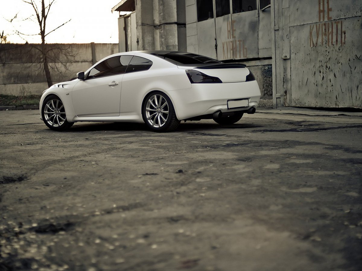 Мазда 3 в черном цвете на белых дисках