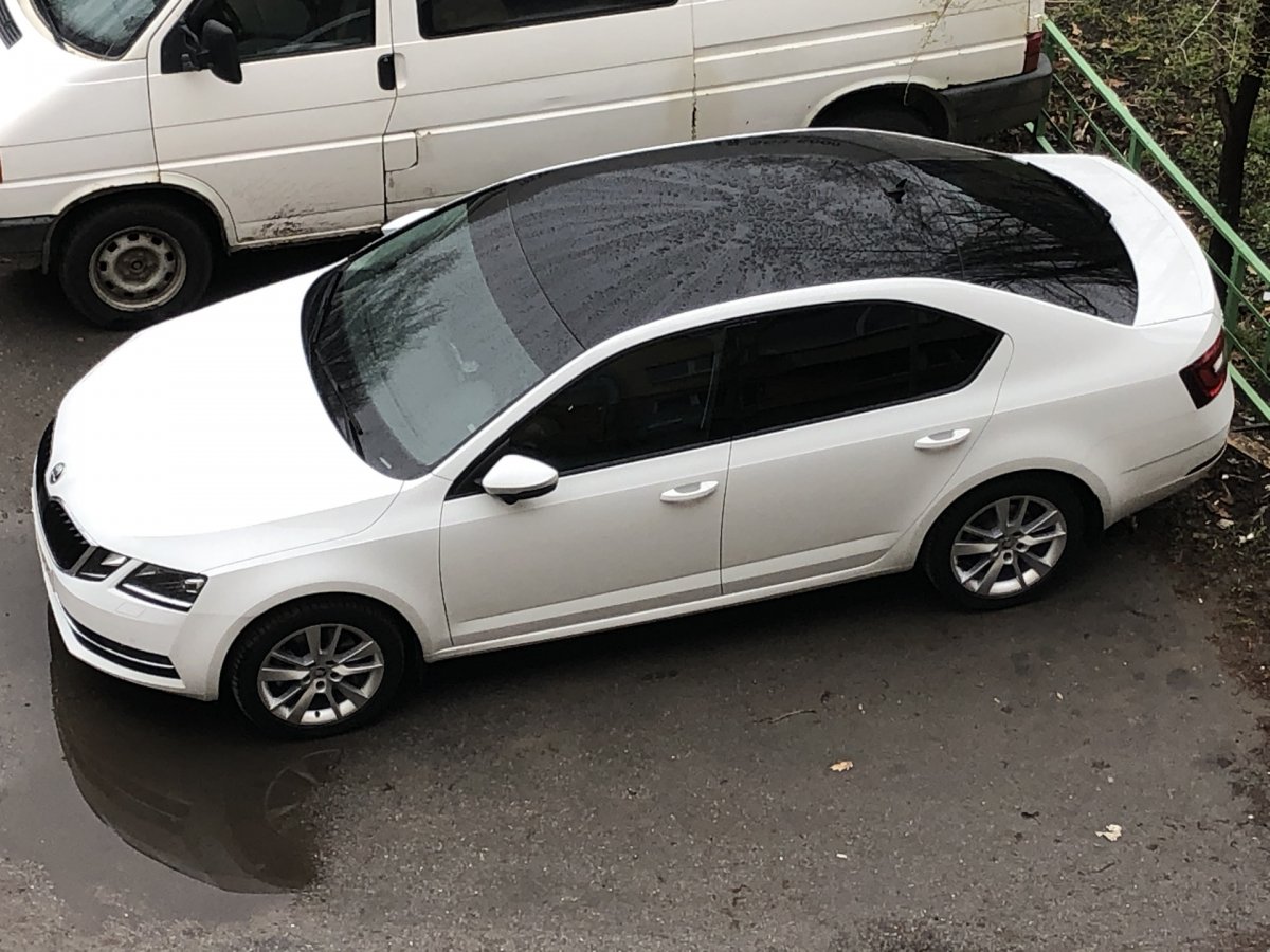 Белая машина обычная