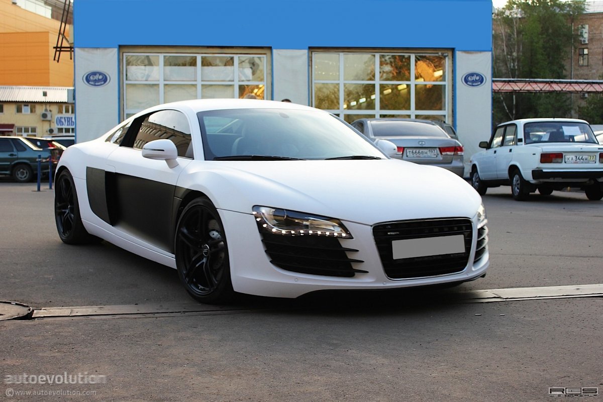 Белые диски на белой машине