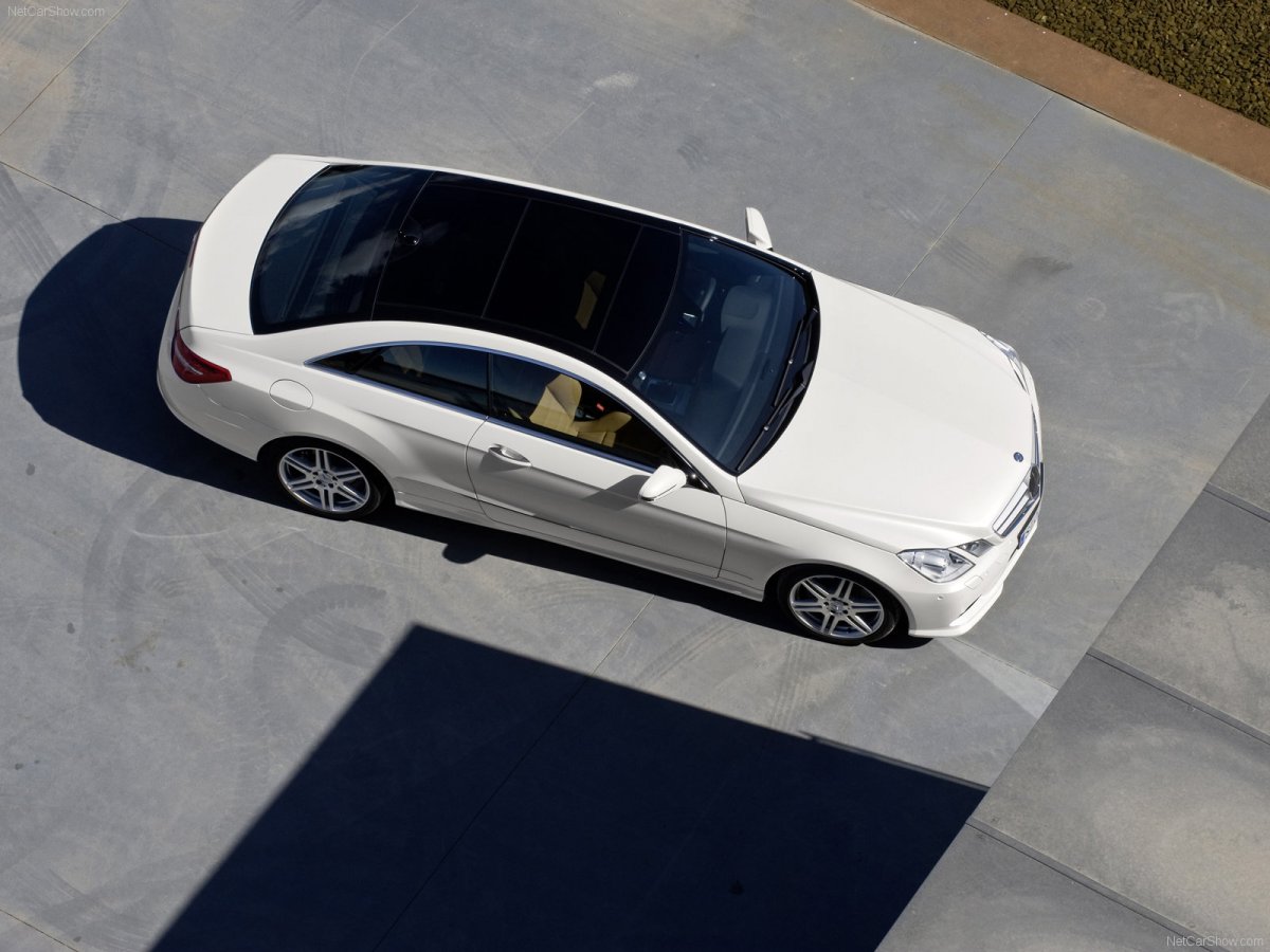 Белая машина сверху