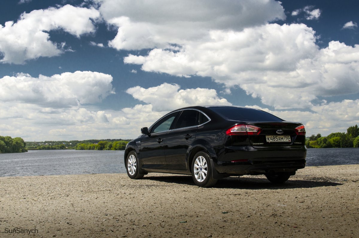 Форд Мондео черный сзади