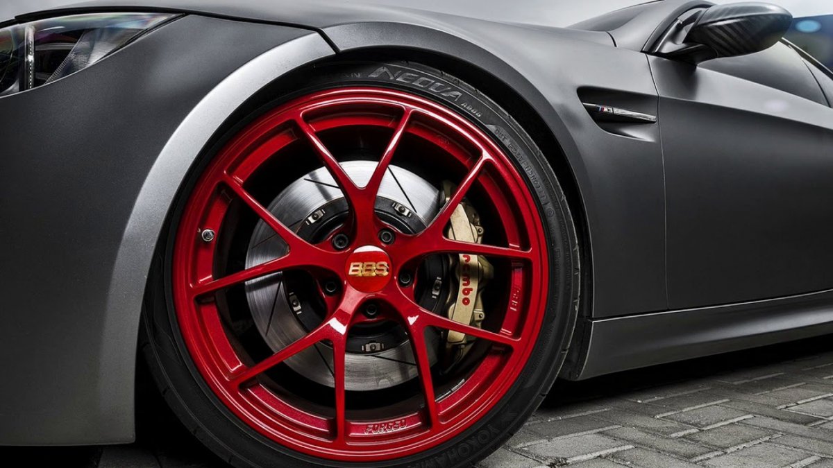 BMW m4 красные суппорта