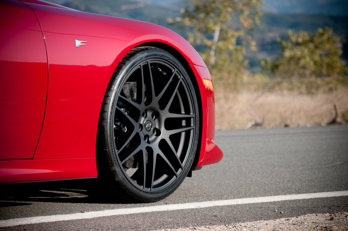 Красные диски на черной машине