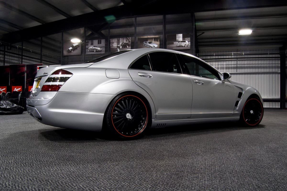 Серые диски на черной машине