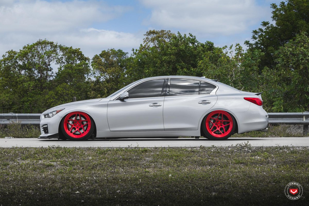 Красные диски на серебристой машине