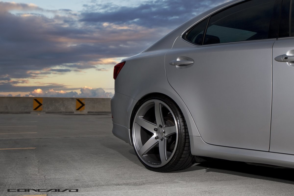 Диски на серой машине