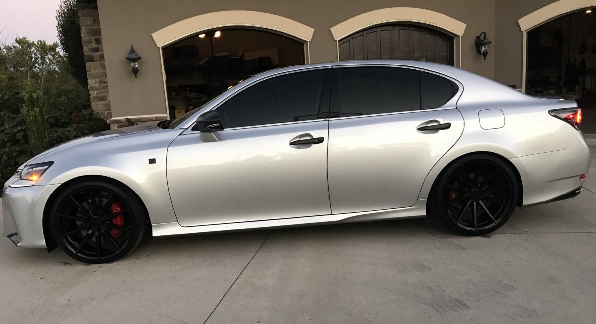 Четные диски на серебристой машине