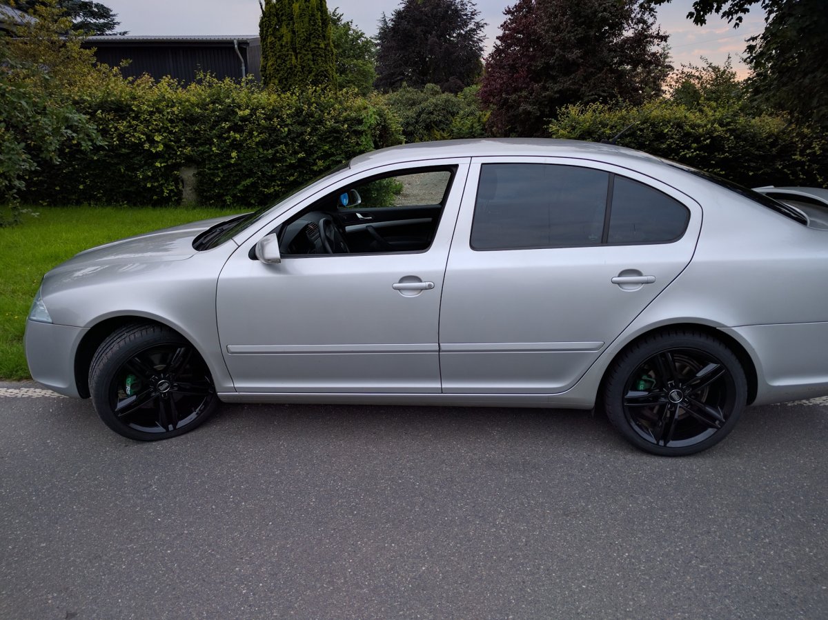 Шкода Октавия а5 черная на дисках