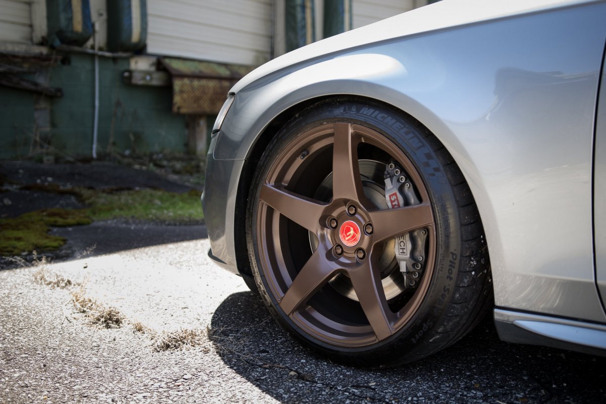 Бронзовые диски на серой машине
