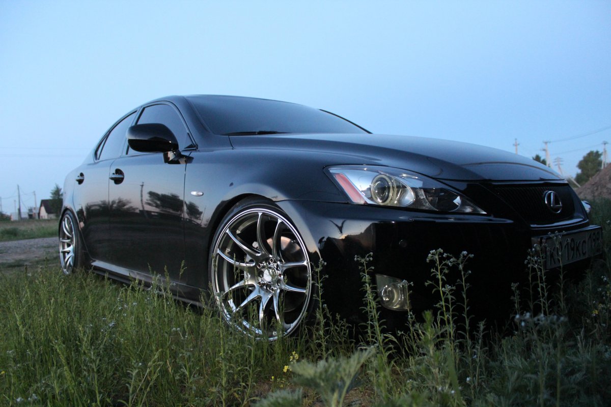 Синие диски на серебристой машине