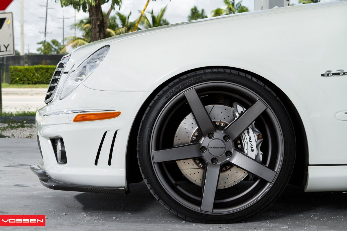 Диски на белой машине