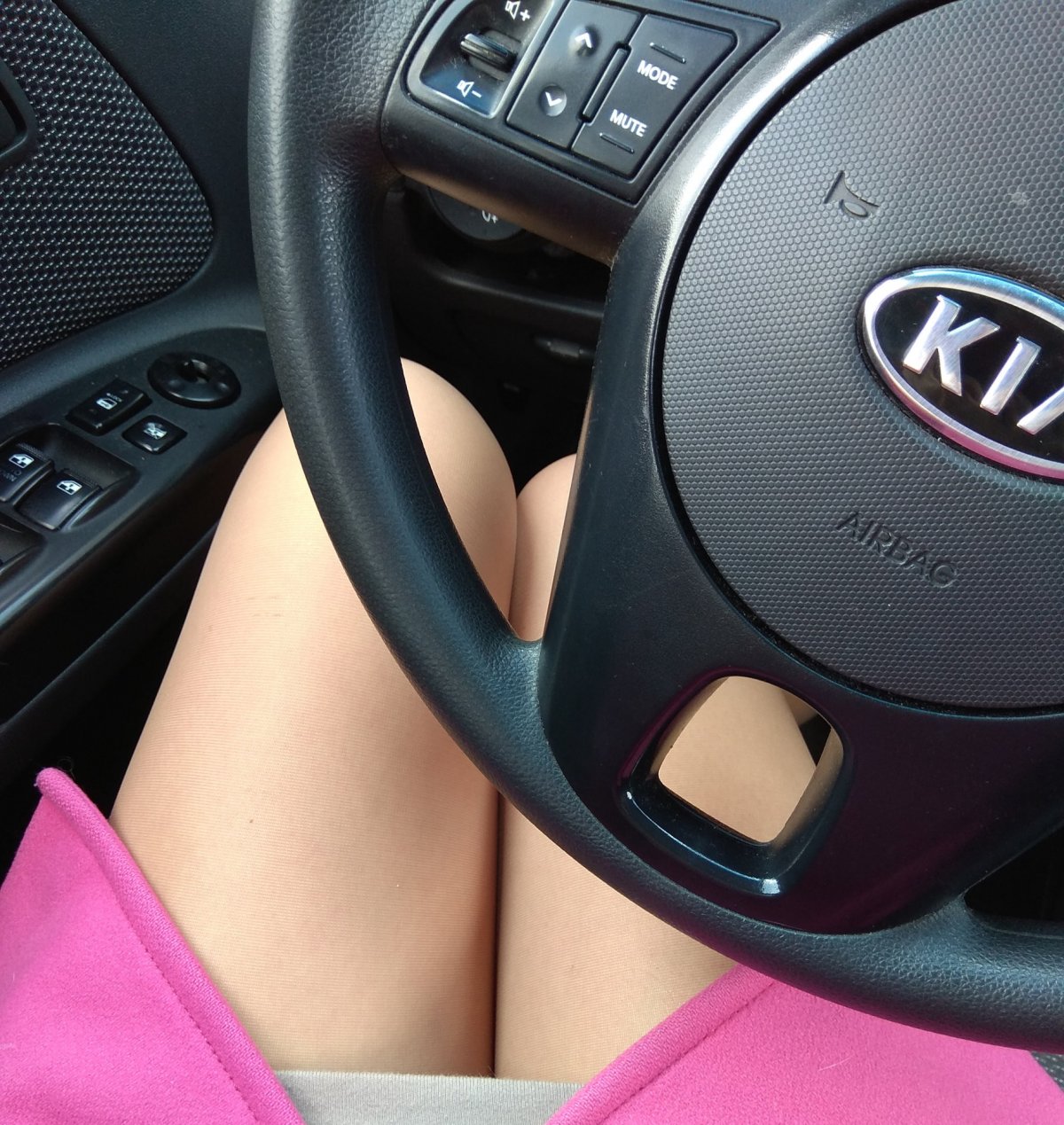 Девушка за рулем Киа