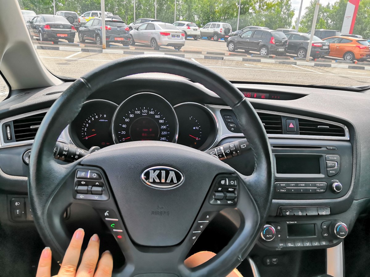 Киа СИД 2011 за рулем