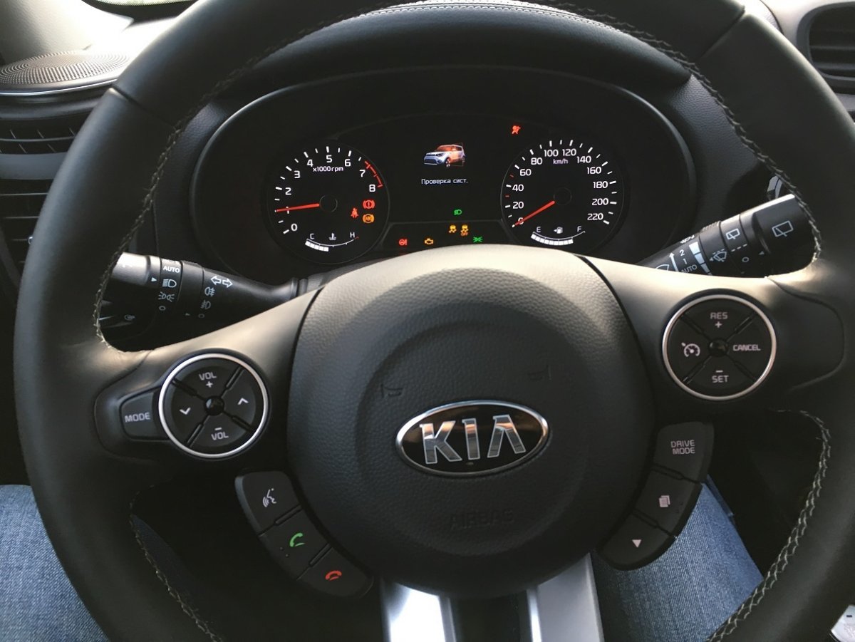 Девушка в Киа Рио с рулем