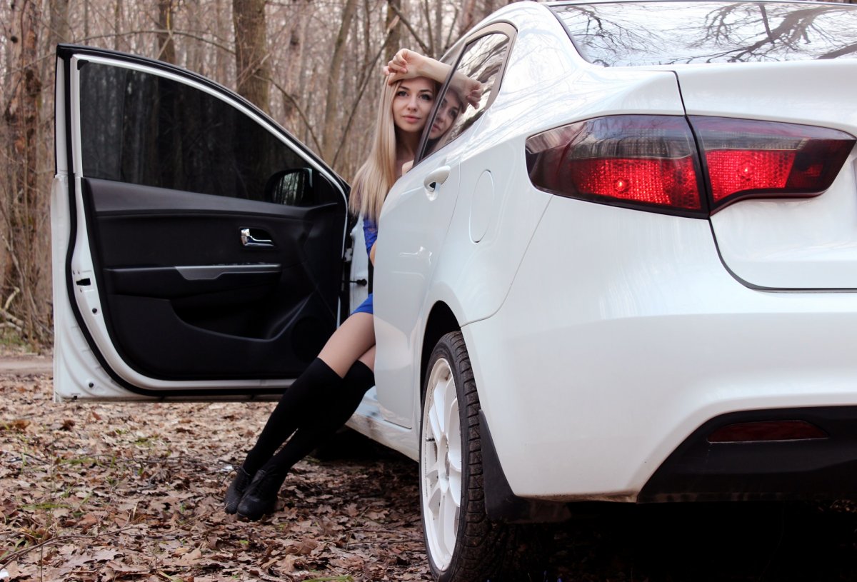 Белая машина и девушка