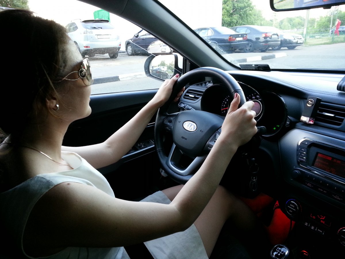 Девушка бед лица за рулём