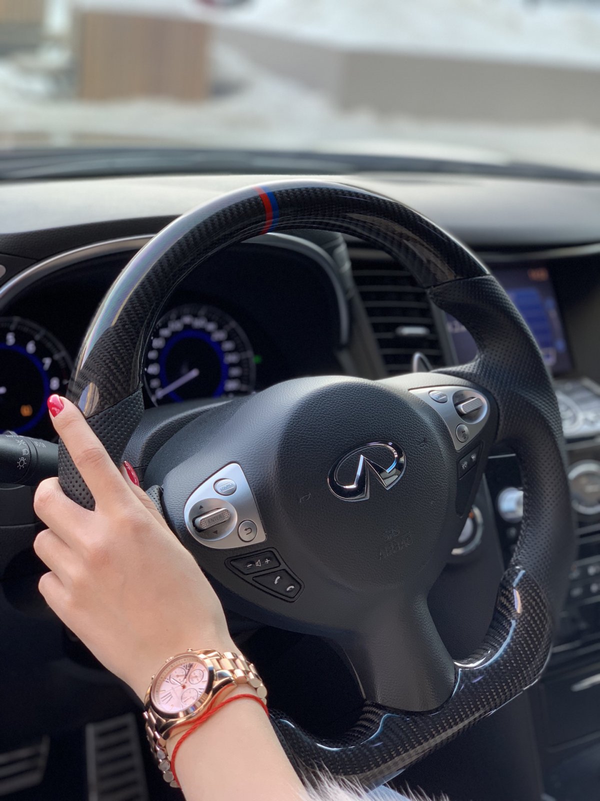Женские руки на руле