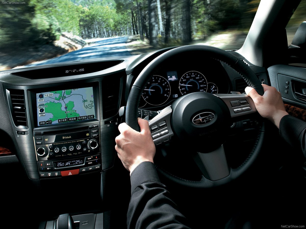 Субару Легаси салон за рулём