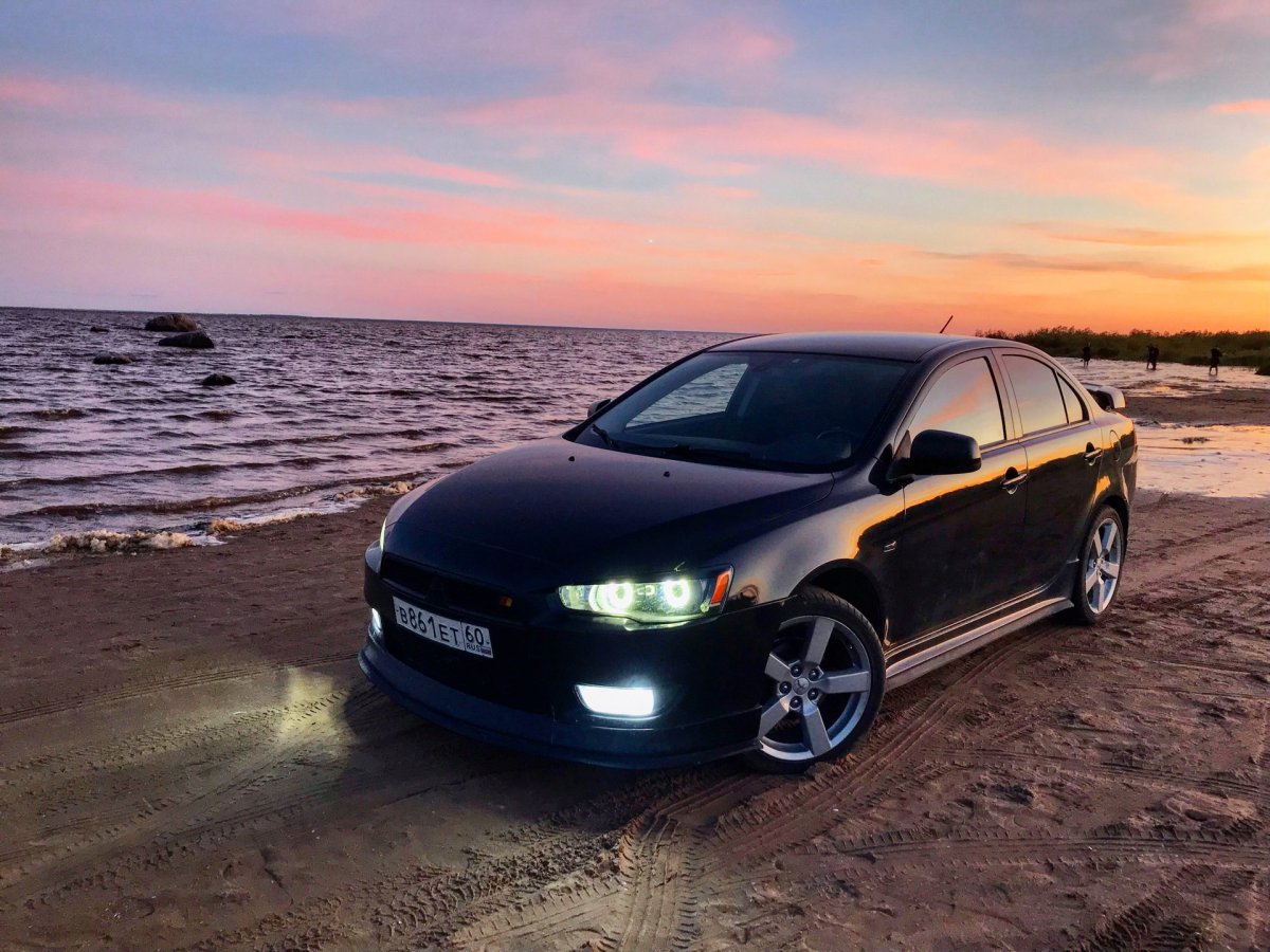 Машина Митсубиси Лансер