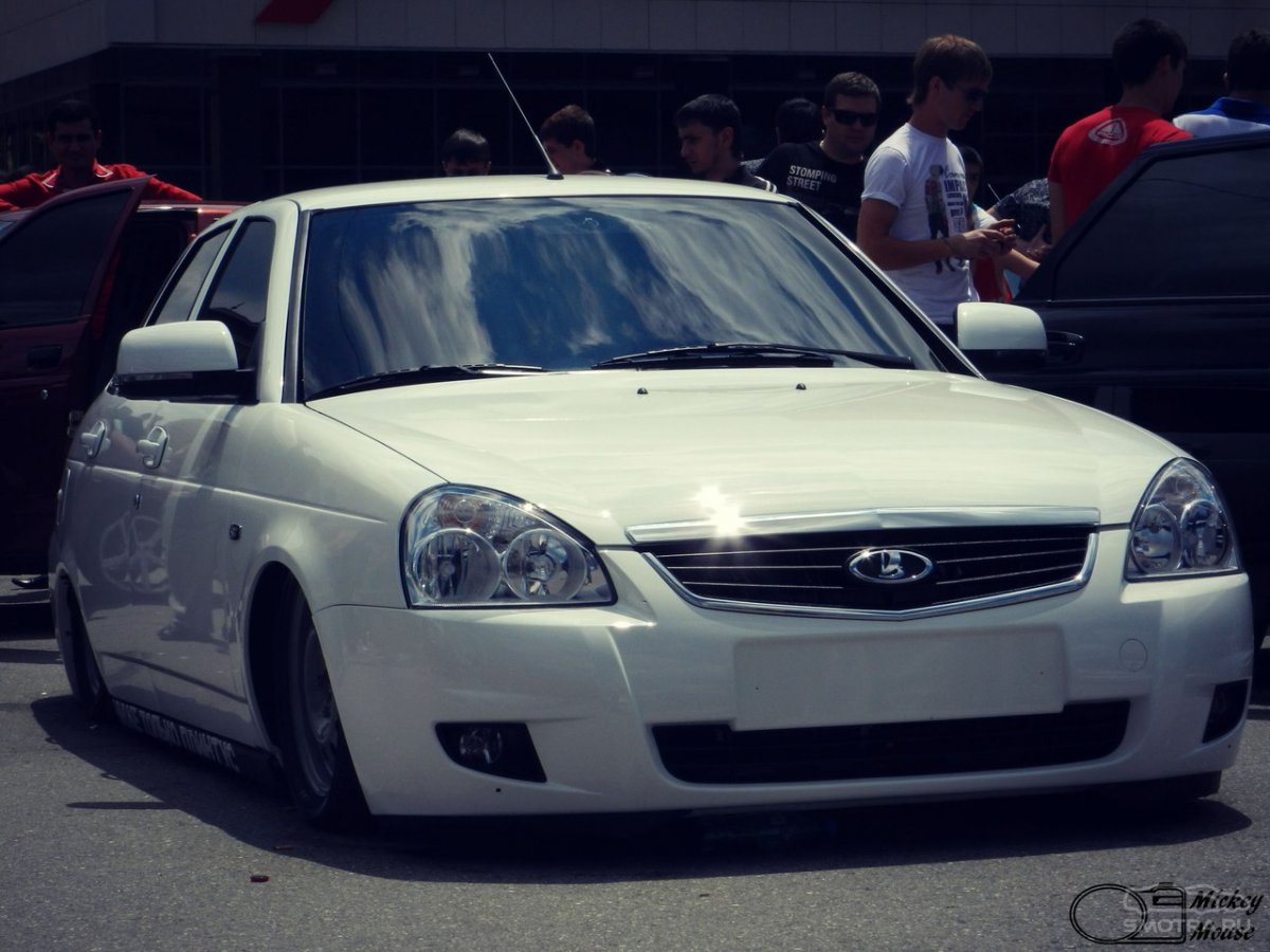 Лада Приора белая заниженная