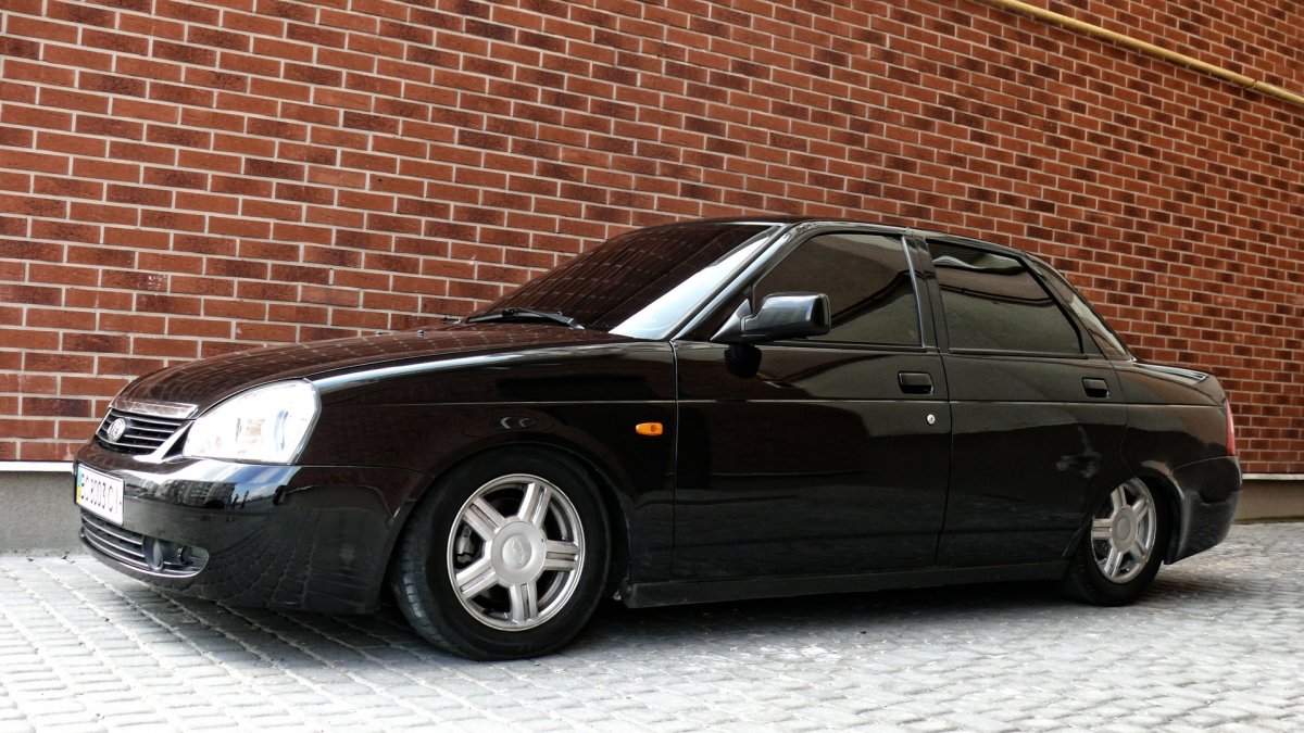 Лада Приора белая хэтчбек заниженная