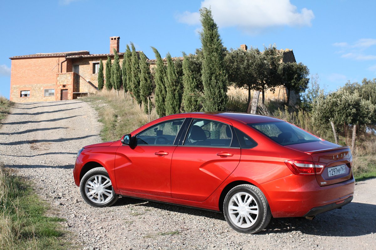 Lada Vesta красная