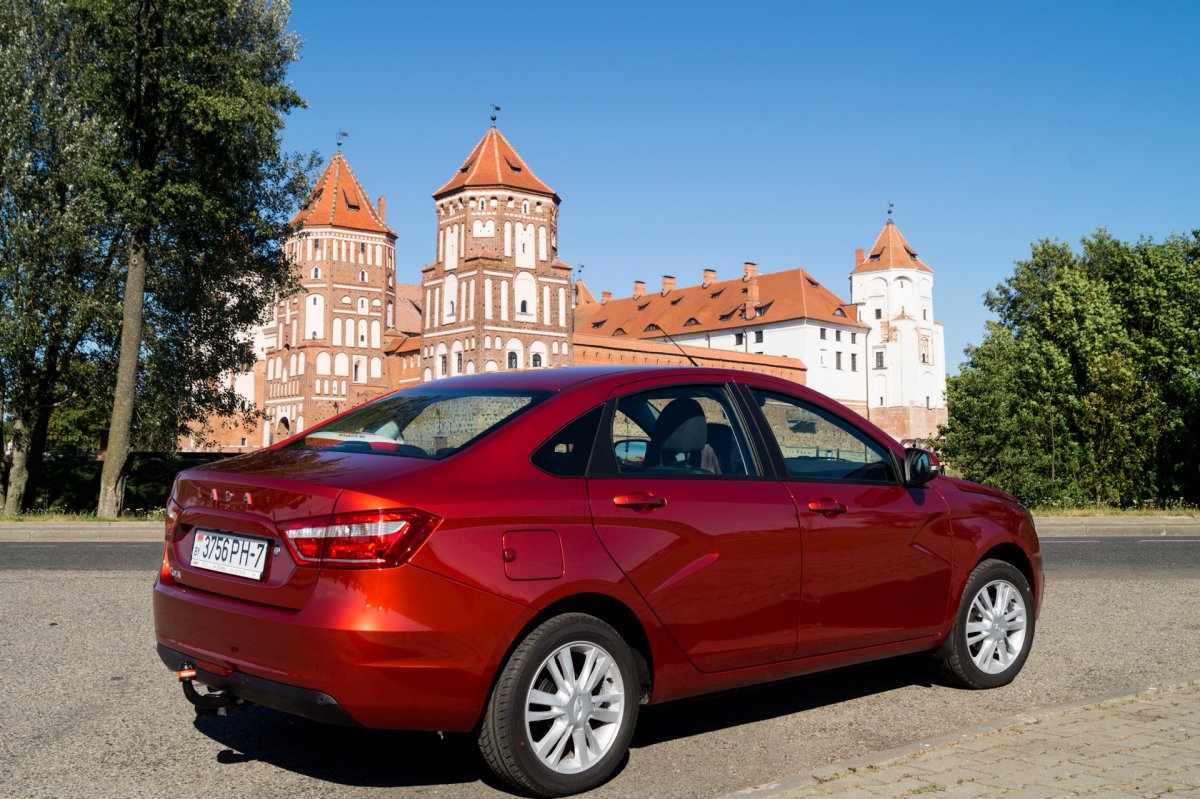 Лада Веста красная