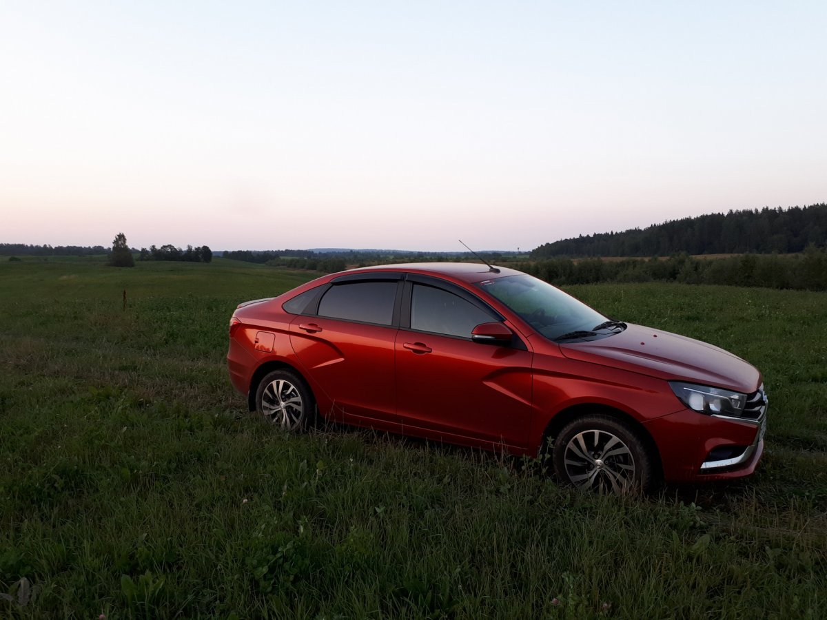 Лада Веста красная