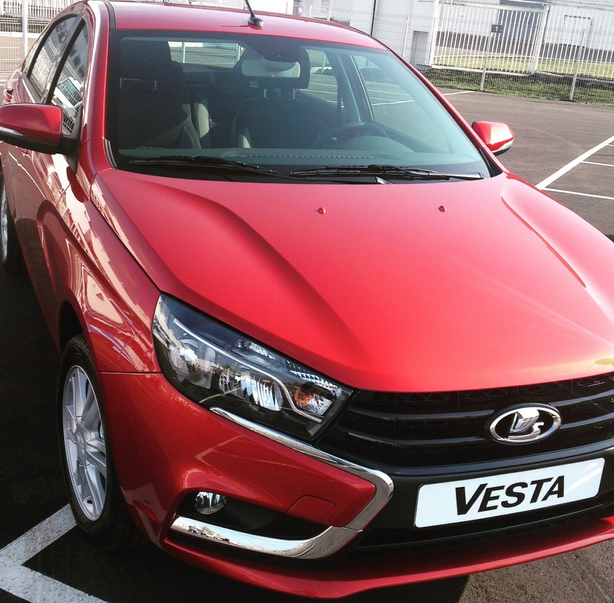 Лада Веста красная