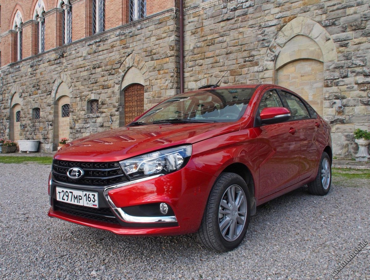 Лада Веста красная