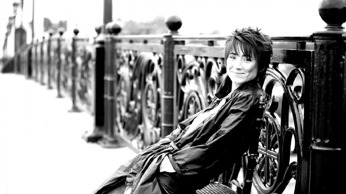 Черная Шевроле Камаро ночью