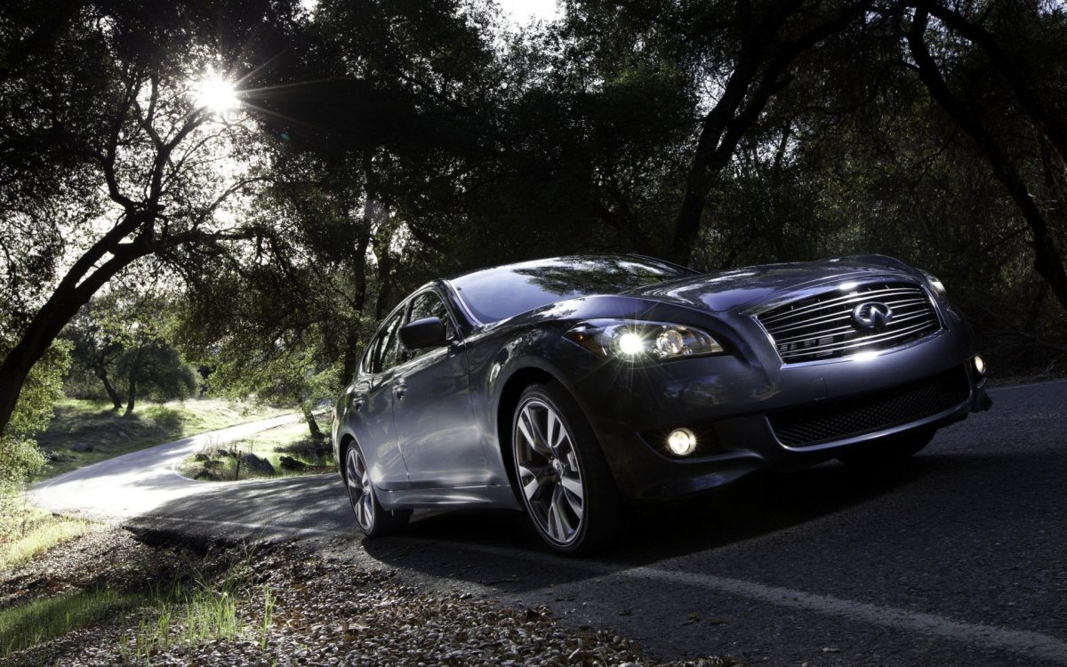 Девушка в машине ночью