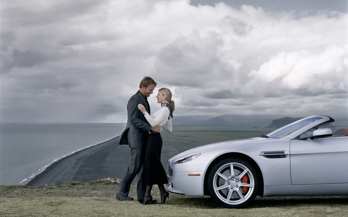 Мужчина и женщина в машине