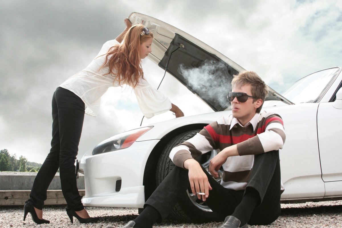 Девушки и спортивные машины