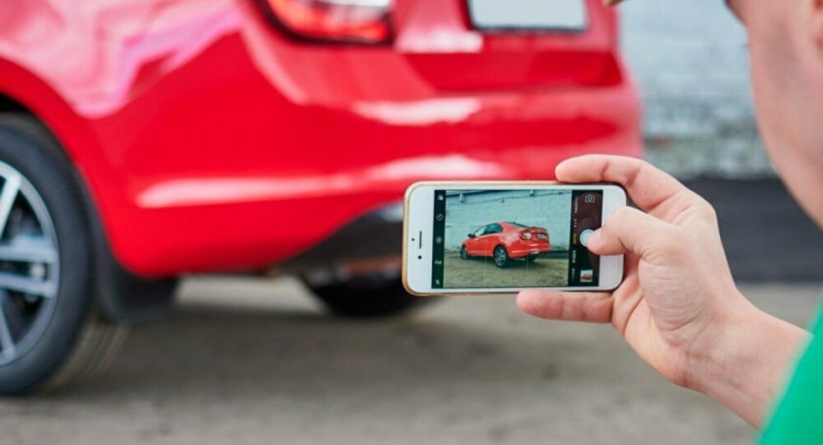 Фотографирует автомобиль