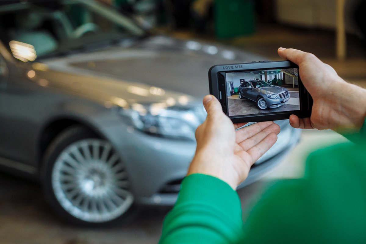 Фотографирует автомобиль