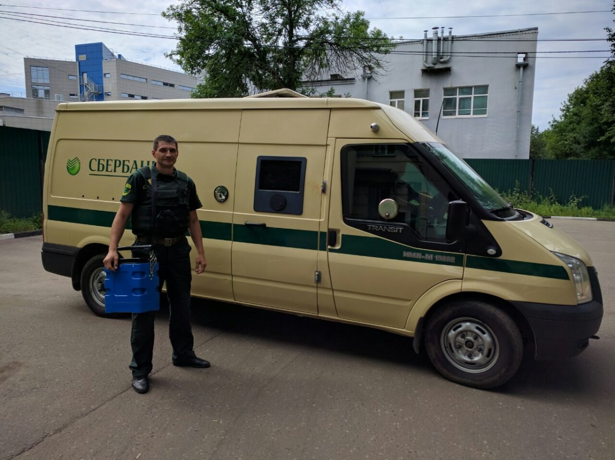 Машина инкассаторов Сбербанка