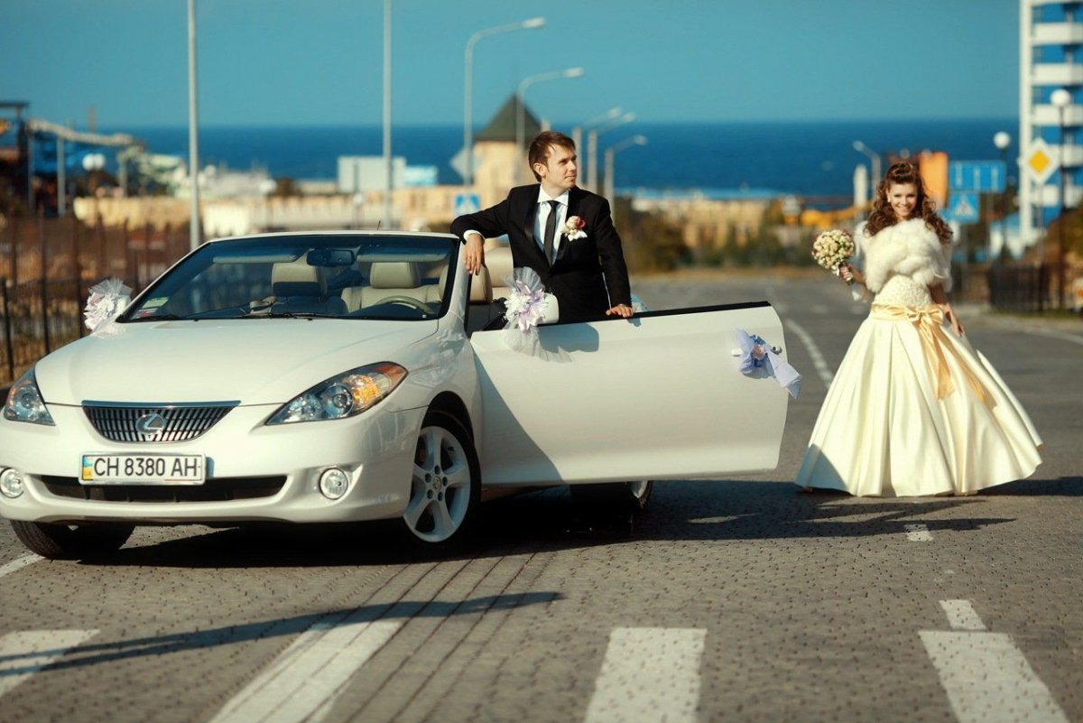 Жених и невеста на кабриолете