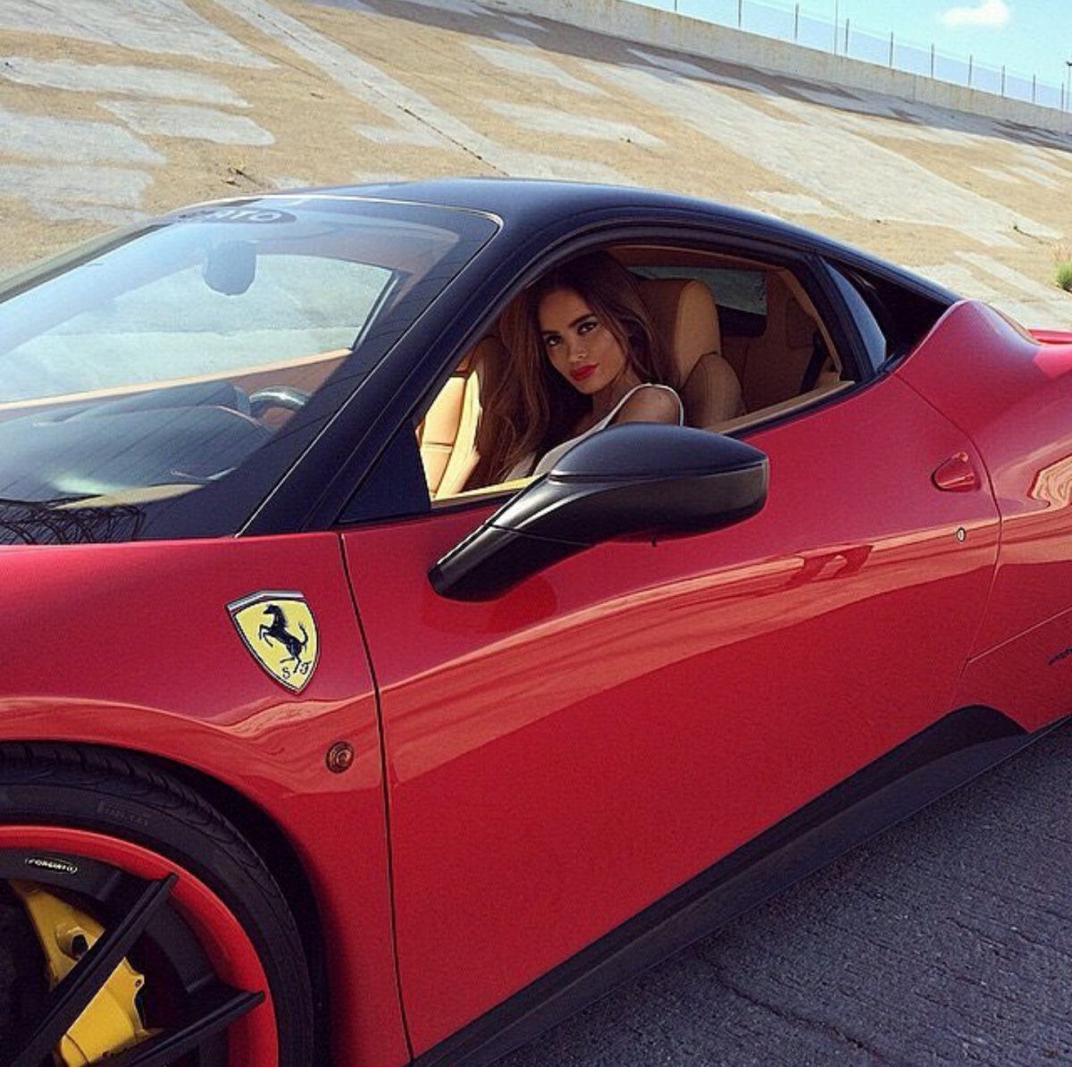 Классный автомобиль для девушки