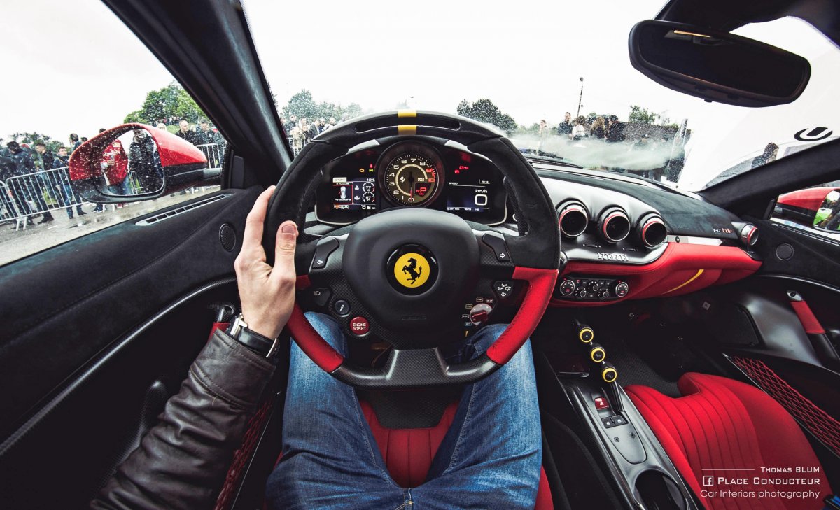 Руки на руле Ferrari