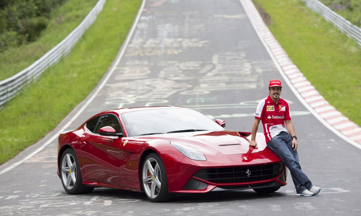 Парень за рулем Феррари