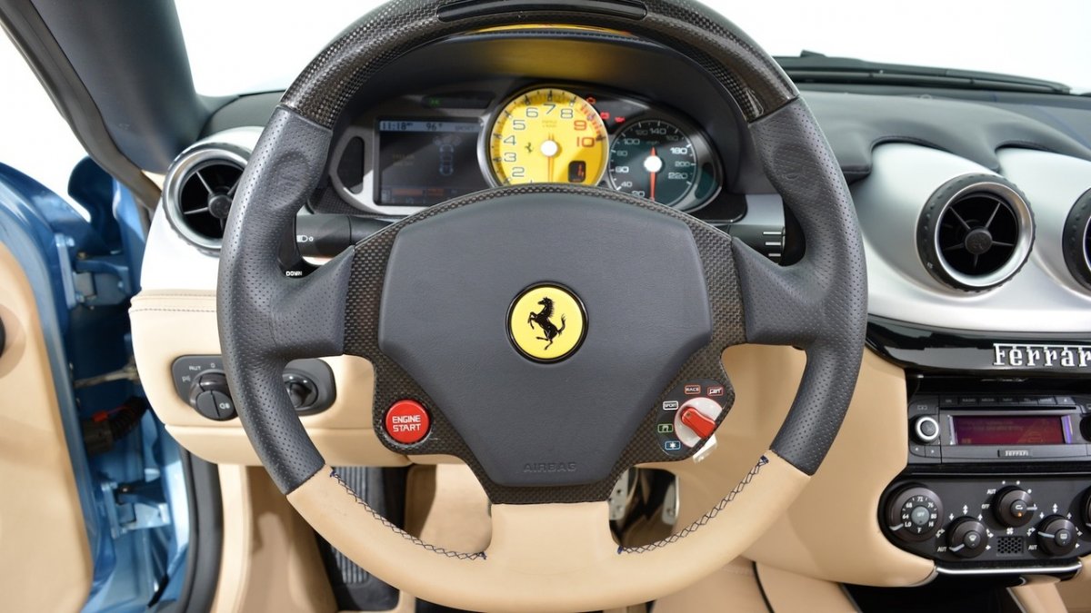 Ferrari с рулем по середине