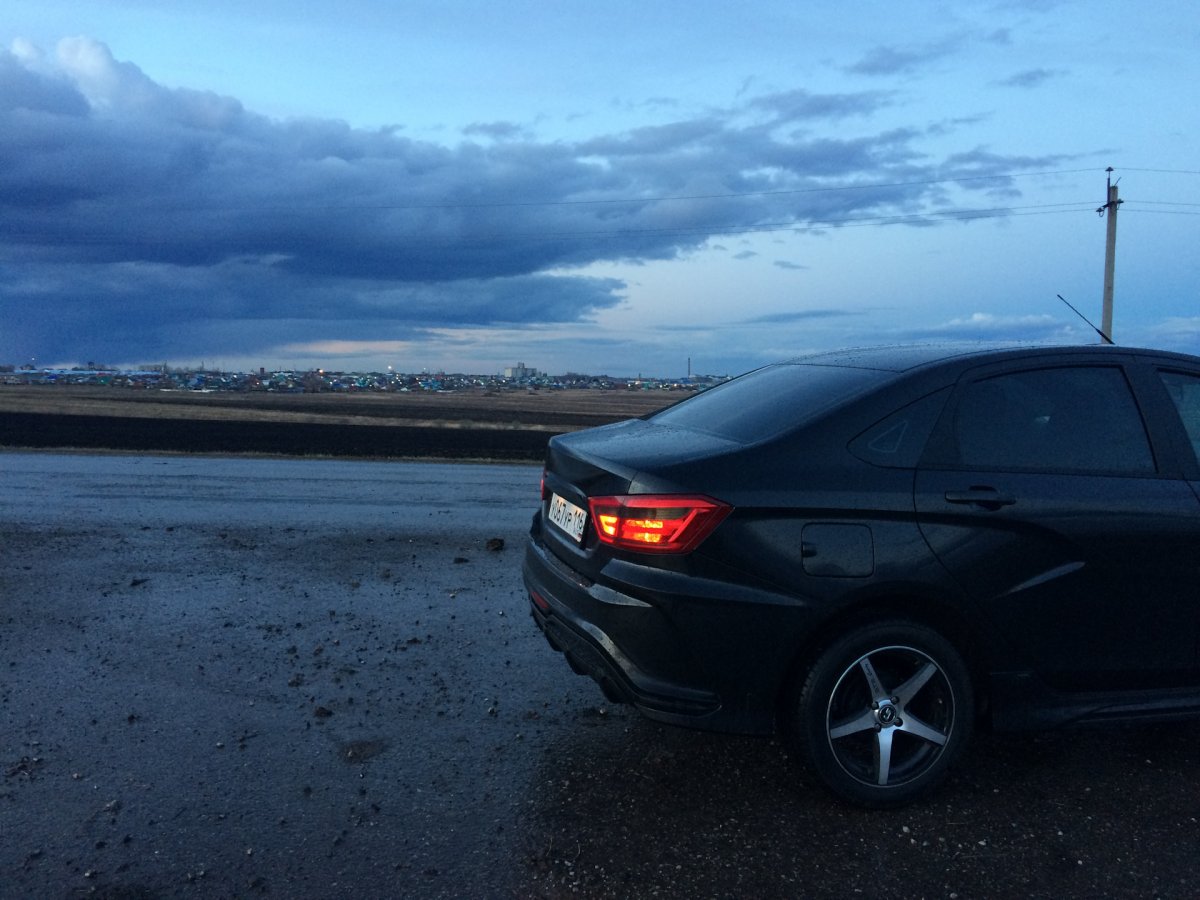 Лада Веста седан черная тонированная