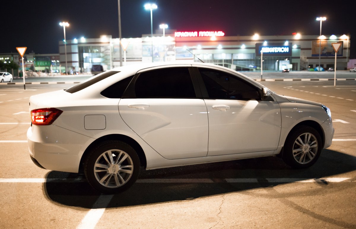 Лада Веста седан белая тонированная