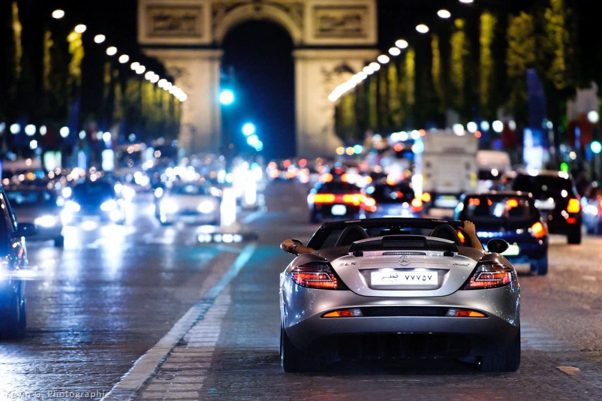 Машина на дороге в городе