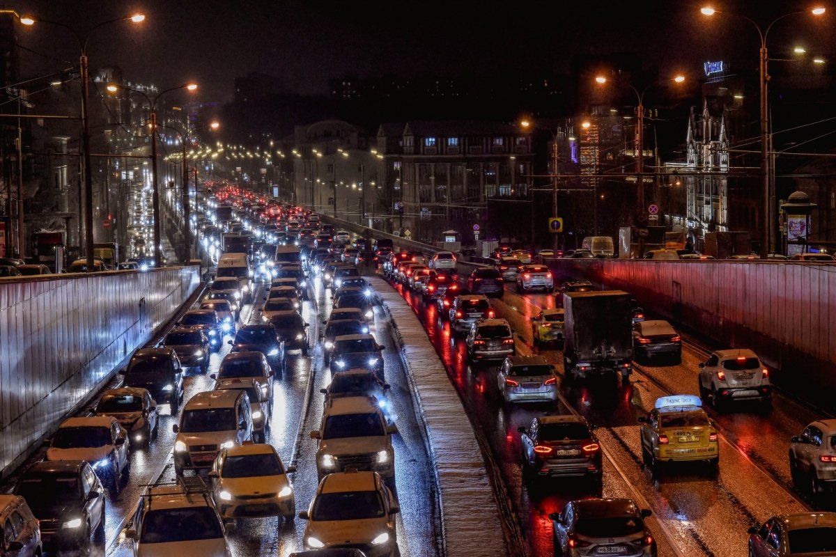 Поток машин ночью