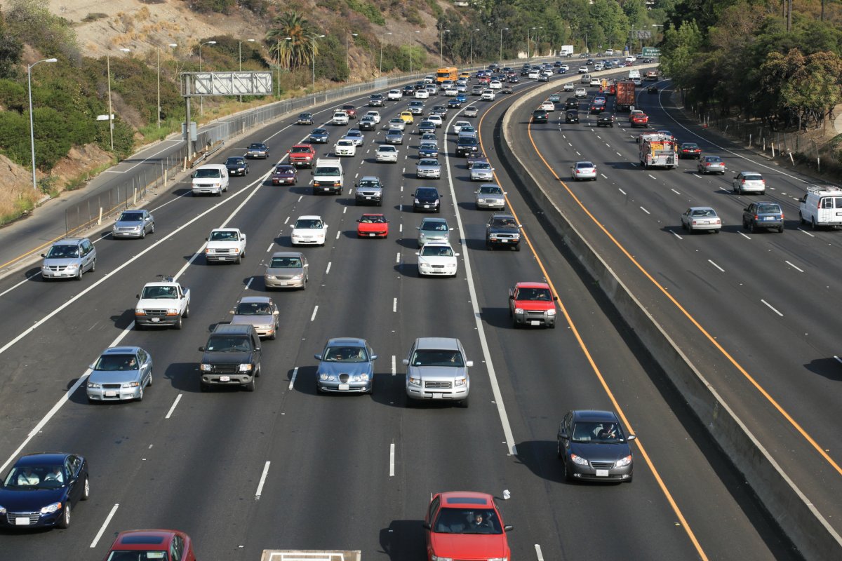 Машина на дороге