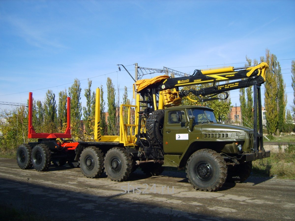 Лесовоз Урал с гидроманипулятором